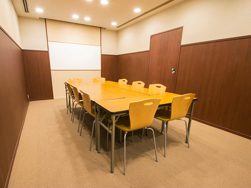 最大シアター型で１４名収容可能です。

企業説明会・講演会・研修会・会議 など様々な用途にご対応致します。
