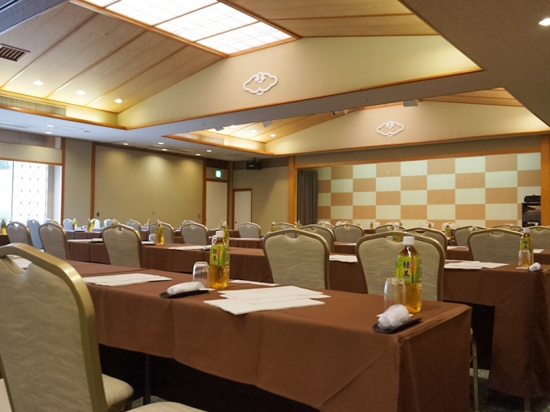 宴会場「天城」225畳
6名～180名様まで対応可能の会場を完備しております。宴会場と兼用となりますが、大小多種多様な会議や研修、会合にご利用頂けます。プロジェクタ、スクリーン、ホワイトボードなどの備品の貸出をしております。