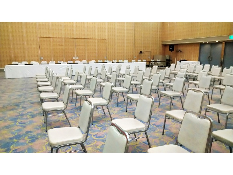 舞鶴の間（BC分割）　300㎡（90坪）
会議室を利用する目的に応じて、様々なレイアウトでご提案が可能です。人数や使い方に合わせて、担当スタッフがお客様専用のレイアウト図面をご用意し、より良い実施に向けてお手伝いさせていただきます。