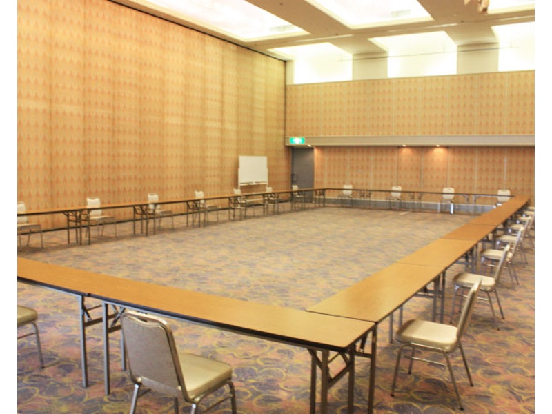舞鶴の間（A分割）　205㎡（62坪）
会議室を利用する目的に応じて、様々なレイアウトでご提案が可能です。人数や使い方に合わせて、担当スタッフがお客様専用のレイアウト図面をご用意し、より良い実施に向けてお手伝いさせていただきます。