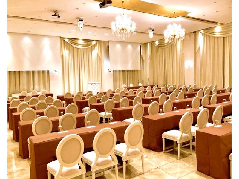 【スクールスタイル：最大160名様】
企業様の会議や講演会にてご利用いただけます。