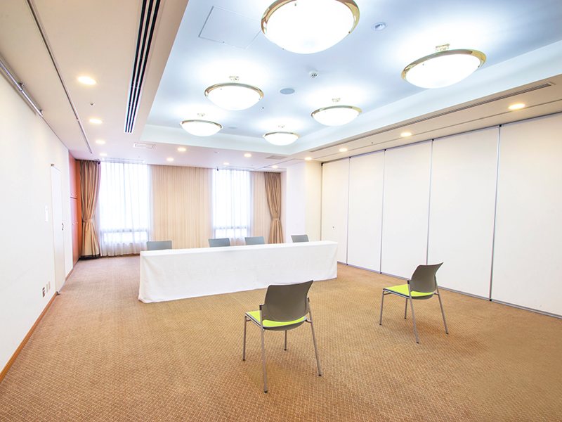 最大シアター型で６０名収容可能です。

企業説明会・講演会・研修会・会議 など様々な用途にご対応致します。
窓が大きく開放感がありアパレル展示会やイベントルームとしてのご利用にも最適です。また、ビル最上階にあり日当たり 眺めも良く最高のロケーション。