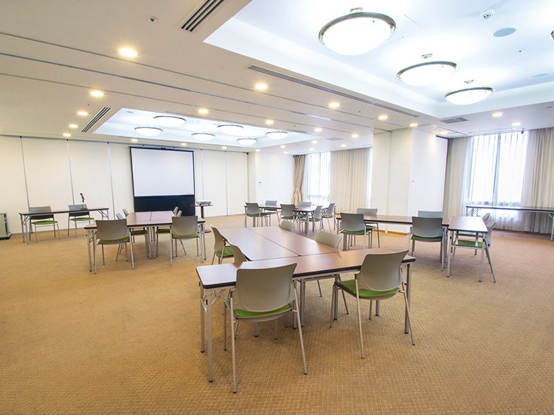 最大シアター型で１２０名収容可能です。

企業説明会・講演会・研修会・会議 など様々な用途にご対応致します。
窓が大きく開放感がありアパレル展示会やイベントルームとしてのご利用にも最適です。また、ビル最上階にあり日当たり 眺めも良く最高のロケーション。