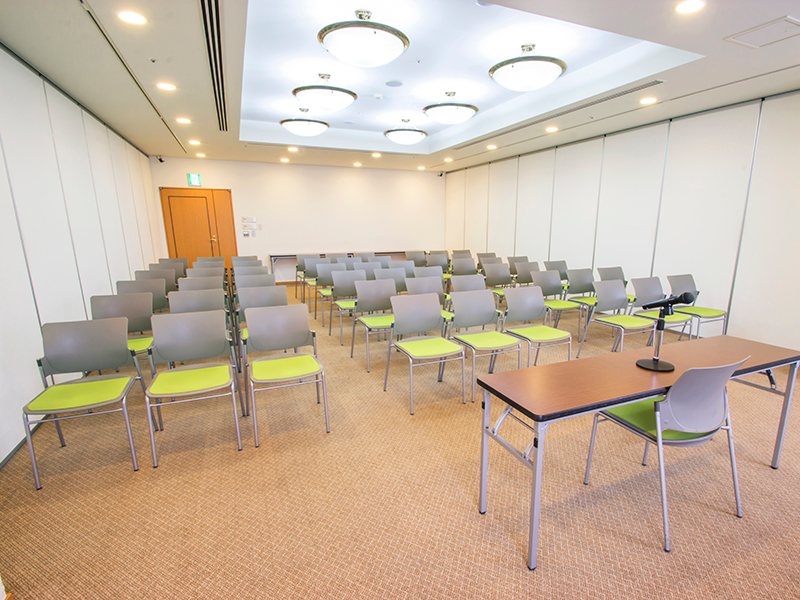 最大シアター型で６０名収容可能です。

企業説明会・講演会・研修会・会議 など様々な用途にご対応致します。
窓が大きく開放感がありアパレル展示会やイベントルームとしてのご利用にも最適です。また、ビル最上階にあり日当たり 眺めも良く最高のロケーション。