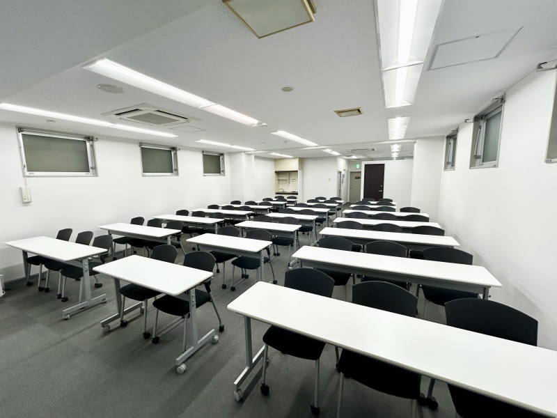 スクール形式で52名着席可能です！