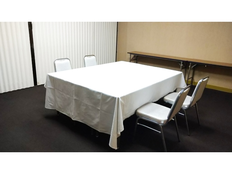 水仙の間　55㎡（17坪）
会議室を利用する目的に応じて、様々なレイアウトでご提案が可能です。人数や使い方に合わせて、担当スタッフがお客様専用のレイアウト図面をご用意し、より良い実施に向けてお手伝いさせていただきます。