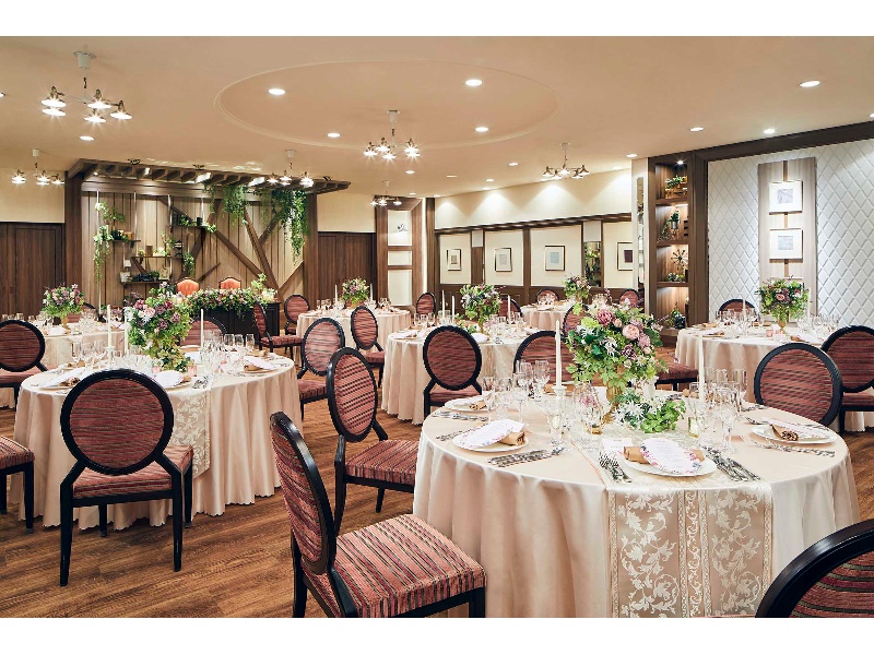 【ダイアリー】165㎡/50坪
■着席～72名様
■立食～80名様
■スクール形式～96名様
■シアター形式～140名様
木目調で落ち着きと親しみやすさを感じる空間。