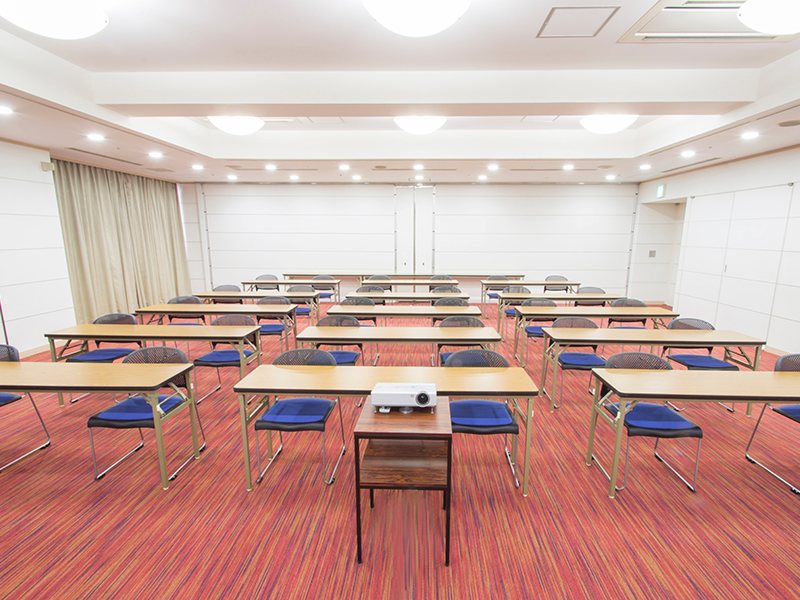 最大シアター型で１２０名収容可能です。

お客様の用途に合わせてレイアウトさせていただきます。

パーティー利用から展示会・セミナー・説明会など様々な用途でご利用いただけます。