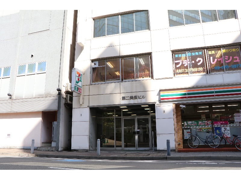 近隣にコンビニあり！
ファミリーマート 徒歩2分
セブンイレブン 徒歩2分
