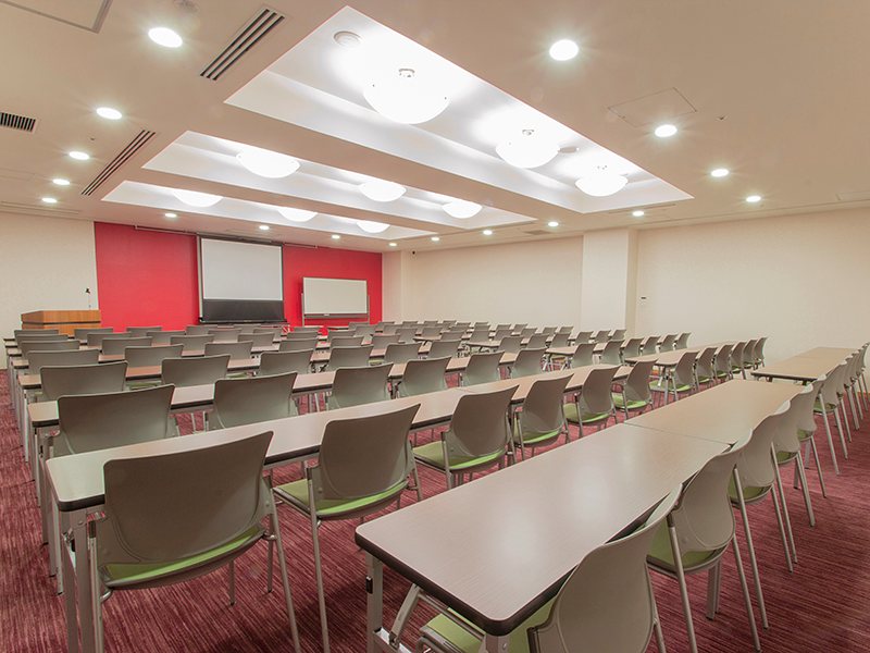 最大シアター型で１０４名収容可能です。

企業説明会・講演会・研修会・会議 など様々な用途にご対応致します。
窓が大きく開放感がありアパレル展示会やイベントルームとしてのご利用にも最適です。また、ビル最上階にあり日当たり 眺めも良く最高のロケーション。