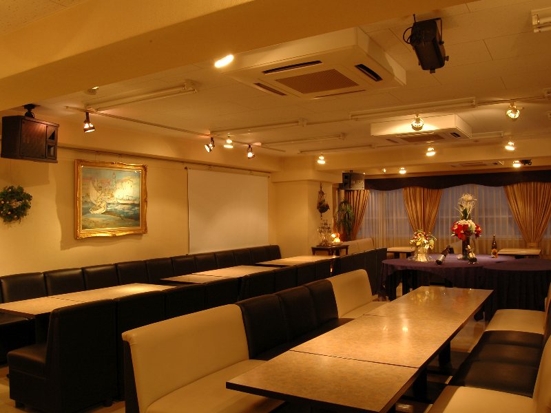 ＜着席ビュッフェ形式＞
お好きな席に対面式にお座り頂き、料理はビュッフェコーナーで取ります。
「交流目的で移動も自由だけど、全員分の席は欲しい！」方はこのスタイルを☆