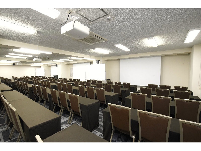 130名収容可能な大会議室。
セミナー・スクール形式
４Kプロジェクター、スクリーンは3台完備