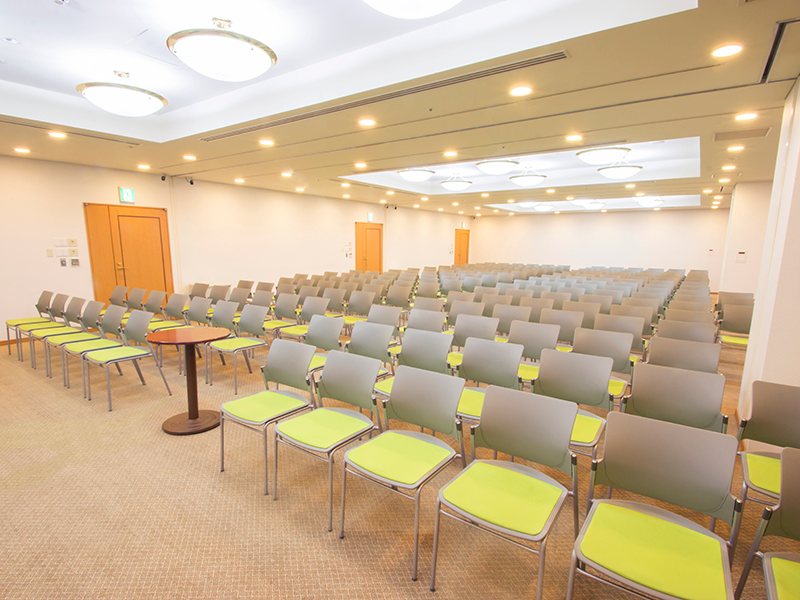 当会場の中で最も広い２００㎡の会場になります。最大シアター型で２００名収容可能です。

企業説明会・講演会・研修会・会議 など様々な用途にご対応致します。
窓が大きく開放感がありアパレル展示会やイベントルームとしてのご利用にも最適です。また、ビル最上階にあり日当たり 眺めも良く最高のロケーション。
パーティー会場としても人気の会場となります。