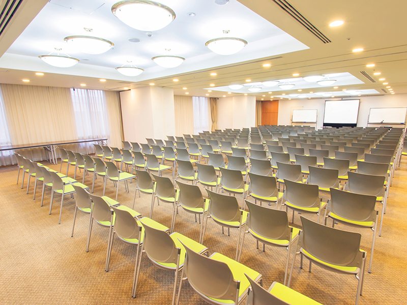 当会場の中で最も広い２００㎡の会場になります。最大シアター型で２００名収容可能です。

企業説明会・講演会・研修会・会議 など様々な用途にご対応致します。
窓が大きく開放感がありアパレル展示会やイベントルームとしてのご利用にも最適です。また、ビル最上階にあり日当たり 眺めも良く最高のロケーション。
パーティー会場としても人気の会場となります。
