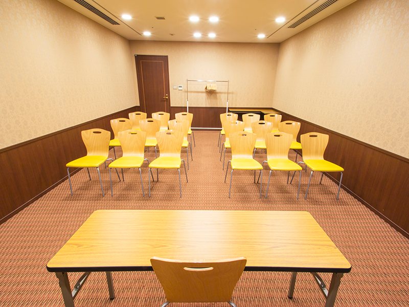最大シアター型で３０名収容可能です。

企業説明会・講演会・研修会・会議 など様々な用途にご対応致します。
また、アパレル展示会やイベントルームとしてのご利用にも最適です。