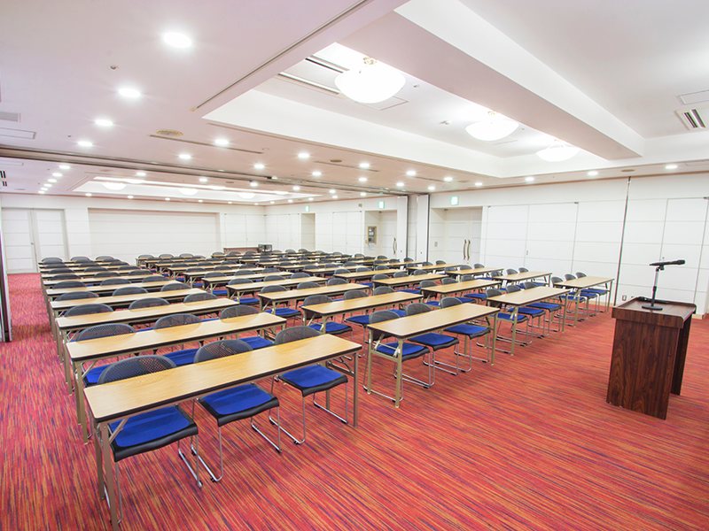 最大シアター型で２４０名収容可能です。

お客様の用途に合わせてレイアウトさせていただきます。

パーティー利用から展示会・セミナー・説明会など様々な用途でご利用いただけます。