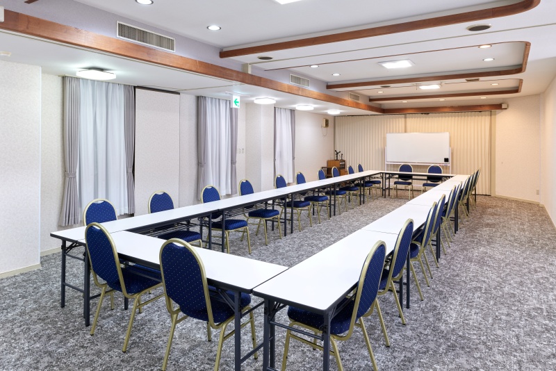 【梅の間】~外光が差し込む爽やかな空間で、一体感のある集まりを実現場~
大きめの窓から自然光が差し込む明るく開放的な中型会場です(スクール最大60名/ロの字最大45名)。アットホームで開放感のある雰囲気は、長時間にわたる江坂での社内研修や講習会でも参加者がリフレッシュしながら集中力をキープできます。