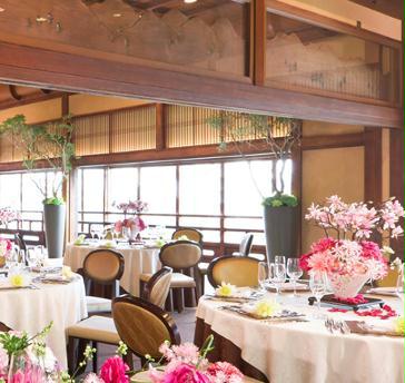 全室、鴨川、東山を望む眺望が自慢の会場です。昭和初期に建てられたFUNATSURU KYOTO KAMOGAWA RESORTは今では建てることができない日本建築の粋を凝らした特別な建築物。随所にちりばめられた日本の美をお楽しみください。