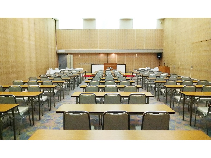 舞鶴の間（A分割）　205㎡（62坪）
会議室を利用する目的に応じて、様々なレイアウトでご提案が可能です。人数や使い方に合わせて、担当スタッフがお客様専用のレイアウト図面をご用意し、より良い実施に向けてお手伝いさせていただきます。