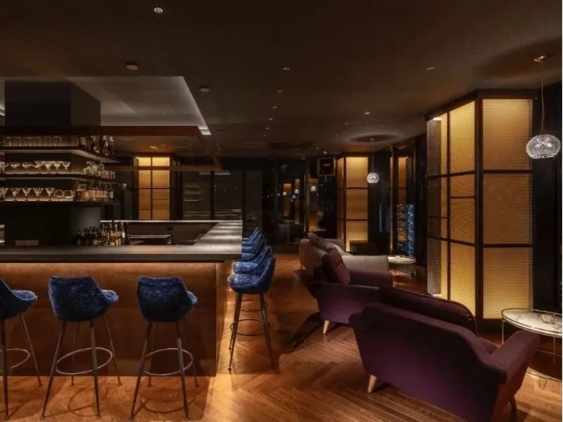 THE LIVELY BAR
