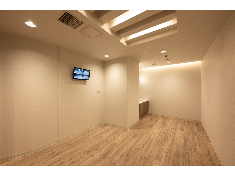 ステージ袖に控室を２室併設。会場料金内に含まれておりますので、別途料金は頂いておりません。洗面室・冷蔵庫・電子レンジ・更衣スペースを設けております。