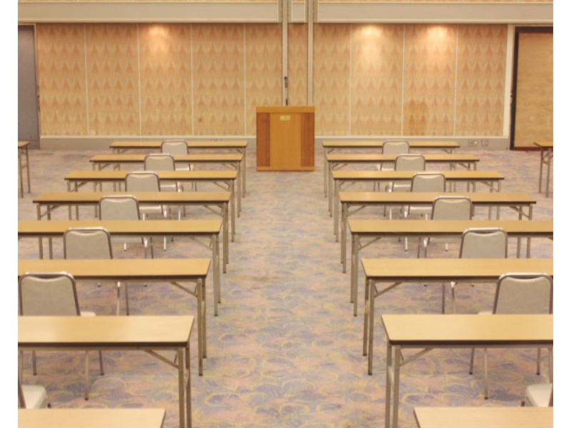 舞鶴の間（BC分割）　300㎡（90坪）
会議室を利用する目的に応じて、様々なレイアウトでご提案が可能です。人数や使い方に合わせて、担当スタッフがお客様専用のレイアウト図面をご用意し、より良い実施に向けてお手伝いさせていただきます。