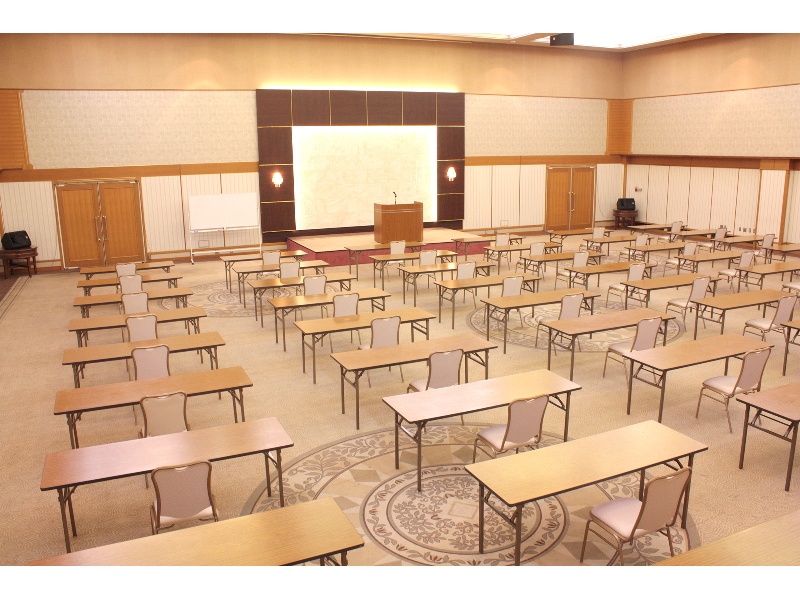 421㎡（128坪）・天井高5ｍ以上の大型会議室
大人数での会議でも、しっかりとフィジカルディスタンスを維持できます。
