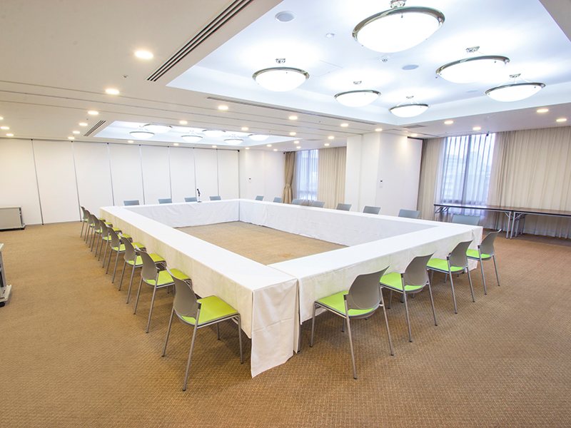 最大シアター型で１２０名収容可能です。

企業説明会・講演会・研修会・会議 など様々な用途にご対応致します。
窓が大きく開放感がありアパレル展示会やイベントルームとしてのご利用にも最適です。また、ビル最上階にあり日当たり 眺めも良く最高のロケーション。