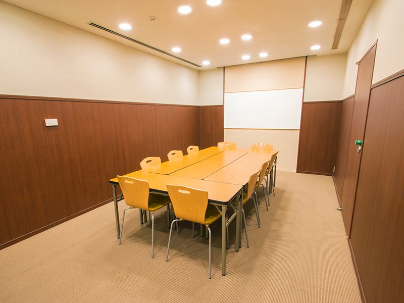 最大シアター型で１４名収容可能です。

企業説明会・講演会・研修会・会議 など様々な用途にご対応致します。