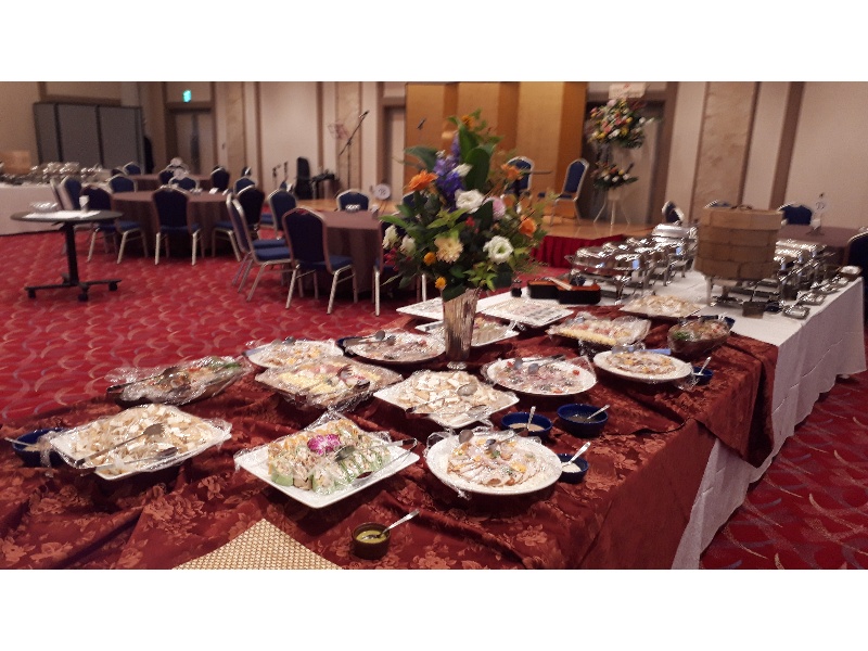 立食では、350名から400名位まで収容可能です。
画像は、立食メインの会場に一部着席スタイルも絡めた内容です。