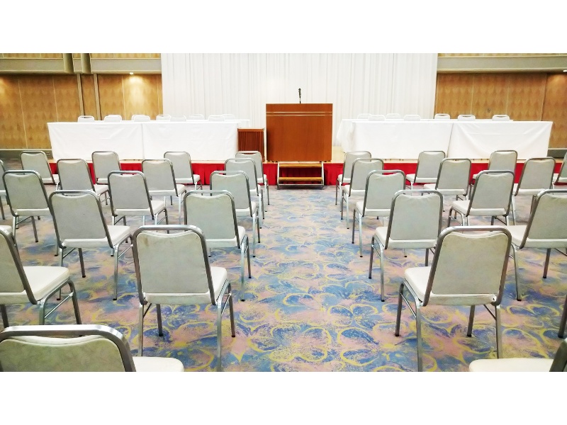 福岡リーセントホテルでは会議室を利用する目的に応じて、様々なレイアウトでご提案が可能です。人数や使い方に合わせて、担当スタッフがお客様専用のレイアウト図面をご用意し、より良い実施に向けてお手伝いさせていただきます。ご心配なことはお気軽にご相談くださいませ。