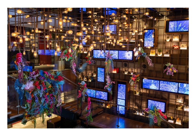 ロビーラウンジでは季節ごとにフラワーアートを用いた空間演出を実施いたします。輝くシャンデリアと共に色とりどりの花が咲き乱れます。