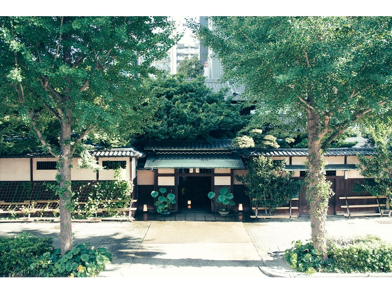 400年前、尾張徳川家御用達の御御馳走処として名を馳せた料亭、河文。重ねた歳月による重厚な風格を感じる空間で、大切な方々とのパーティーをお楽しみください。