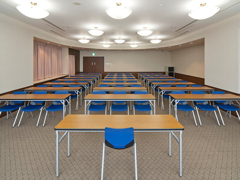 最大シアター型で１００名収容可能です。

お客様の用途に合わせてレイアウトさせていただきます。

「会議・研修・セミナー・展示会・パーティー等」様々なニーズに合わせてご利用いただけます。