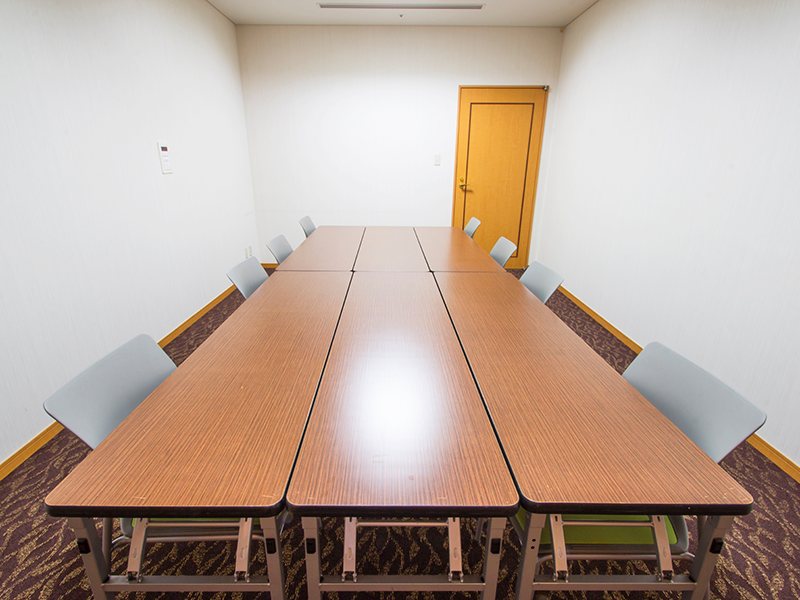 最大シアター型で１５名収容可能です。

企業説明会・講演会・研修会・会議 など様々な用途にご対応致します。
窓が大きく開放感がありアパレル展示会やイベントルームとしてのご利用にも最適です。また、ビル最上階にあり日当たり 眺めも良く最高のロケーション。

