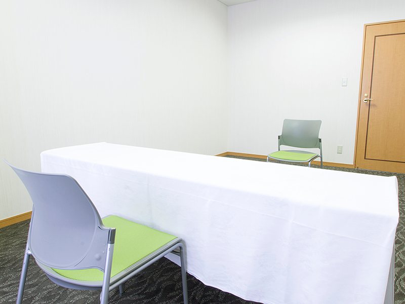 最大ロの字型で１０名収容可能です。

採用面接・各種控室・少人数での会議など、多用途にご利用頂いております。