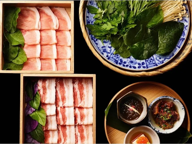 《沖縄県産あぐー豚しゃぶしゃぶプラン》
沖縄が誇るブランド豚「あぐー豚」を贅沢に使⽤したしゃぶしゃぶプランが登場！