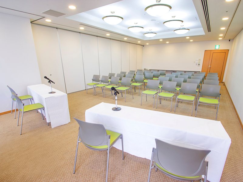 最大シアター型で６０名収容可能です。

企業説明会・講演会・研修会・会議 など様々な用途にご対応致します。
窓が大きく開放感がありアパレル展示会やイベントルームとしてのご利用にも最適です。また、ビル最上階にあり日当たり 眺めも良く最高のロケーション。