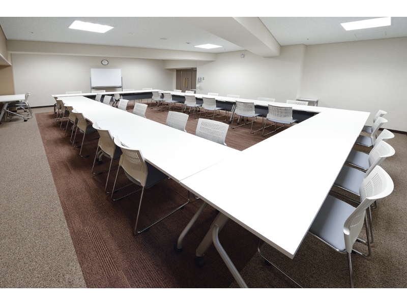 会議・講習会・セミナー等でご利用可能な 2つの会議室を配備。