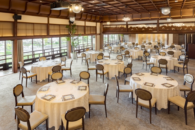 全室、鴨川、東山を望む眺望が自慢の会場です。昭和初期に建てられたFUNATSURU KYOTO KAMOGAWA RESORTは今では建てることができない日本建築の粋を凝らした特別な建築物。随所にちりばめられた日本の美をお楽しみください。