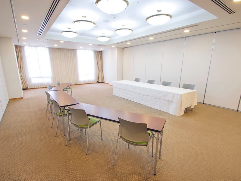 最大シアター型で６０名収容可能です。

企業説明会・講演会・研修会・会議 など様々な用途にご対応致します。
窓が大きく開放感がありアパレル展示会やイベントルームとしてのご利用にも最適です。また、ビル最上階にあり日当たり 眺めも良く最高のロケーション。