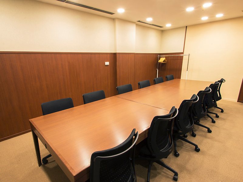 最大ロの字型で１２名収容可能です。

採用面接・各種控室・少人数での会議など、多用途にご利用頂いております。
