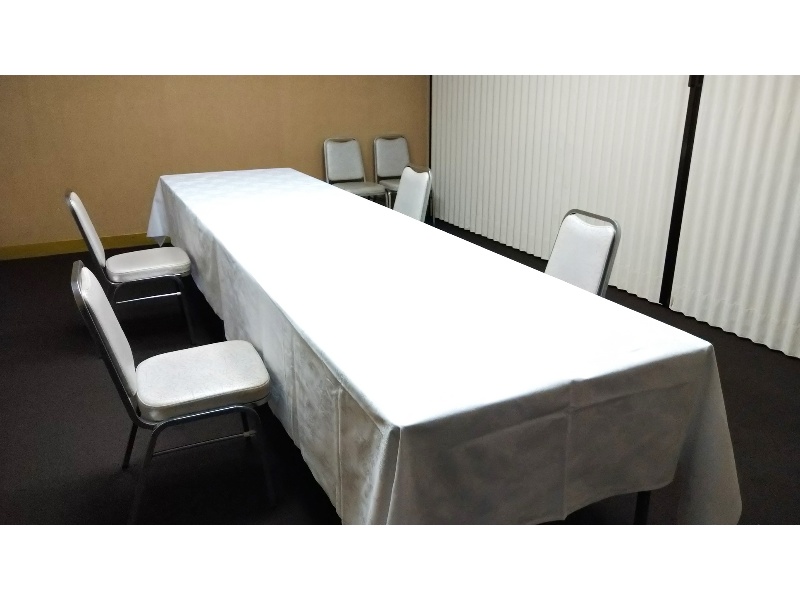 水仙の間　55㎡（17坪）
会議室を利用する目的に応じて、様々なレイアウトでご提案が可能です。人数や使い方に合わせて、担当スタッフがお客様専用のレイアウト図面をご用意し、より良い実施に向けてお手伝いさせていただきます。