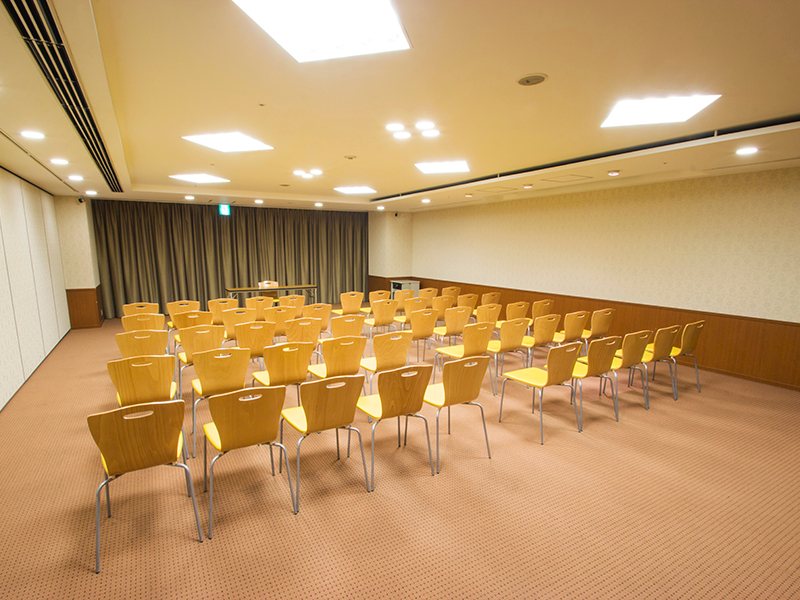 最大シアター型で８０名収容可能です。

企業説明会・講演会・研修会・会議 など様々な用途にご対応致します。
また、アパレル展示会やイベントルームとしてのご利用にも最適です。