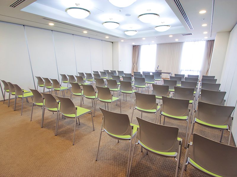 最大シアター型で６０名収容可能です。

企業説明会・講演会・研修会・会議 など様々な用途にご対応致します。
窓が大きく開放感がありアパレル展示会やイベントルームとしてのご利用にも最適です。また、ビル最上階にあり日当たり 眺めも良く最高のロケーション。