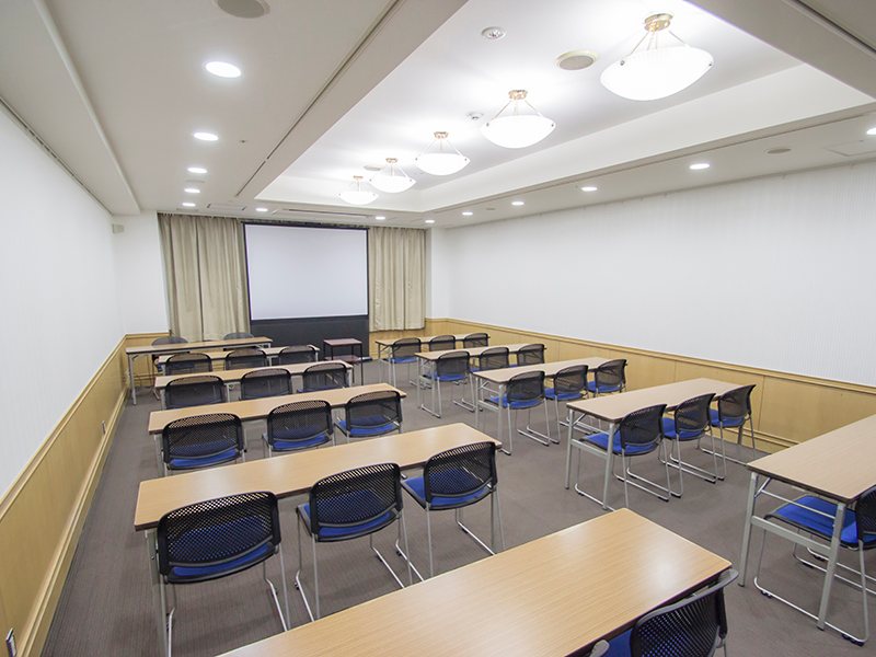 最大シアター型で７０名収容可能です。

お客様の用途に合わせてレイアウトさせていただきます。

「会議・研修・セミナー・展示会・パーティー等」、様々なニーズに合わせてご利用いただけます。