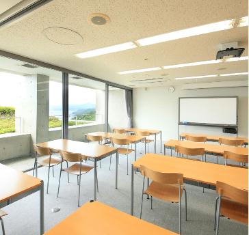 1時間2,000円税別(下記レンタル機器の料金を含む)
レンタル機器:プロジェクター、OHP、電子ボード、マイク、ピンマイク、差し棒
企業様、団体様の会議・集会。
サークルなどグループ活動のお打合せ場所としてご利用いただけます。