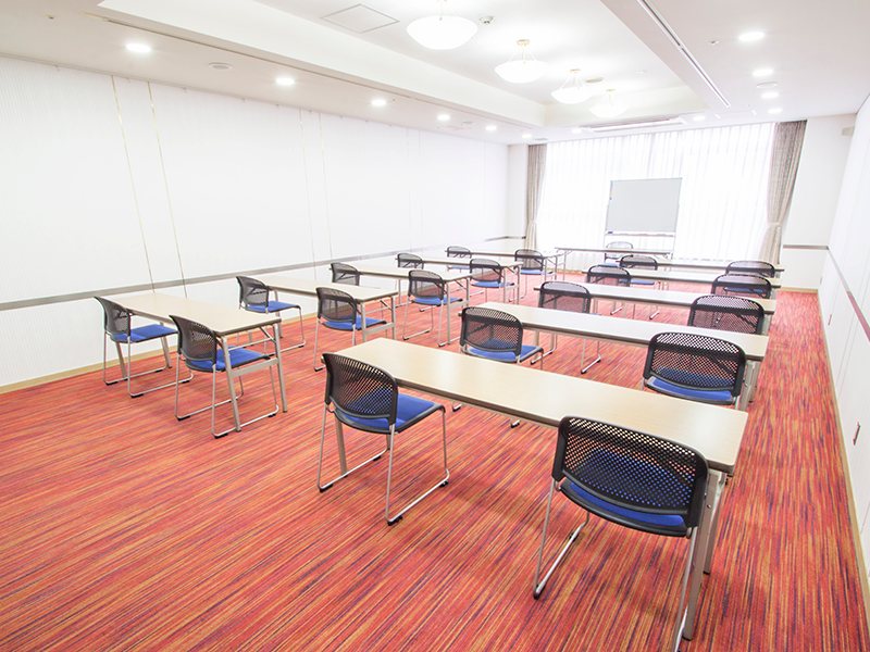 最大シアター型で８０名収容可能です。

お客様の用途に合わせてレイアウトさせていただきます。

「会議・研修・セミナー・展示会・パーティー等」、様々なニーズに合わせてご利用いただけます。