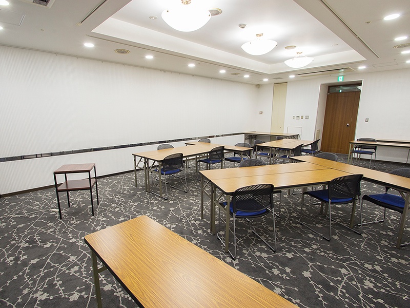 最大シアター型で７０名収容可能です。

お客様の用途に合わせてレイアウトさせていただきます。

「会議・研修・セミナー・展示会・パーティー等」、様々なニーズに合わせてご利用いただけます。