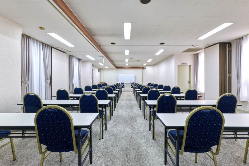 【菊の間】～光が差し込む明るく開放的な雰囲気で、リラックスしたご宴会を～
大きな窓から自然光を取り込める爽やかな空間は、昼食を兼ねたランチパーティーや明るい時間帯の懇親会にぴったりです。長時間にわたる研修後の打ち上げや、江坂拠点での部署懇親会などでも緊張がほぐれやすく、和やかで心地よいひとときをお過ごしいただけます。